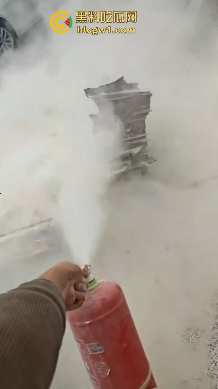 牛逼!蔚来电车首发电池弹射技术 电池先跑再自动锁人 特斯拉看完现场视频沉默了! 第4张 牛逼!蔚来电车首发电池弹射技术 电池先跑再自动锁人 特斯拉看完现场视频沉默了! 第4张