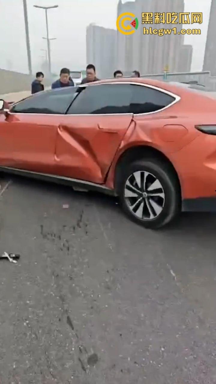 牛逼!蔚来电车首发电池弹射技术 电池先跑再自动锁人 特斯拉看完现场视频沉默了! 第5张 牛逼!蔚来电车首发电池弹射技术 电池先跑再自动锁人 特斯拉看完现场视频沉默了! 第5张