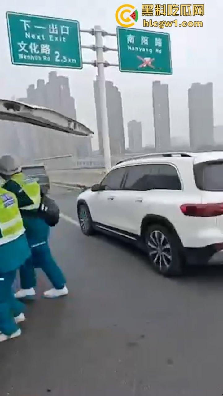 牛逼!蔚来电车首发电池弹射技术 电池先跑再自动锁人 特斯拉看完现场视频沉默了! 第6张 牛逼!蔚来电车首发电池弹射技术 电池先跑再自动锁人 特斯拉看完现场视频沉默了! 第6张