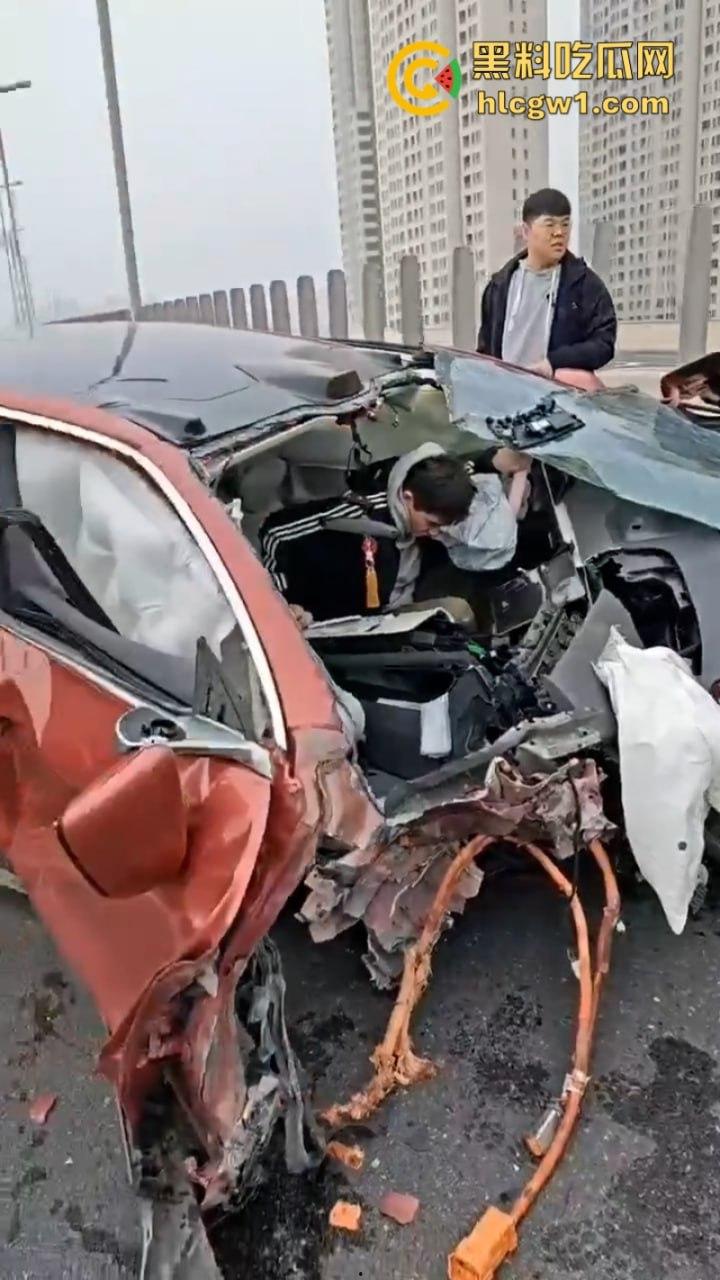 牛逼!蔚来电车首发电池弹射技术 电池先跑再自动锁人 特斯拉看完现场视频沉默了! 第7张 牛逼!蔚来电车首发电池弹射技术 电池先跑再自动锁人 特斯拉看完现场视频沉默了! 第7张