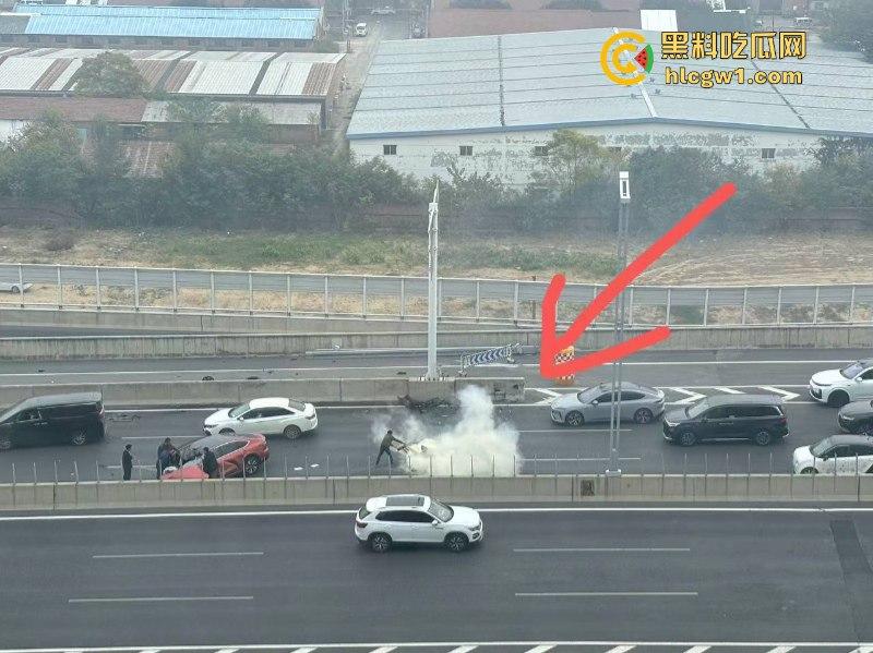 牛逼!蔚来电车首发电池弹射技术 电池先跑再自动锁人 特斯拉看完现场视频沉默了! 第9张 牛逼!蔚来电车首发电池弹射技术 电池先跑再自动锁人 特斯拉看完现场视频沉默了! 第9张