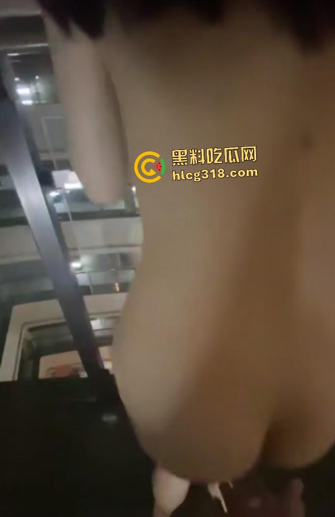 偷情男女深夜在酒店走廊做爱,疯狂后入啪啪声打的整栋楼都听得到,有人听到还以为半夜装修呢! 第5张 偷情男女深夜在酒店走廊做爱,疯狂后入啪啪声打的整栋楼都听得到,有人听到还以为半夜装修呢! 第5张