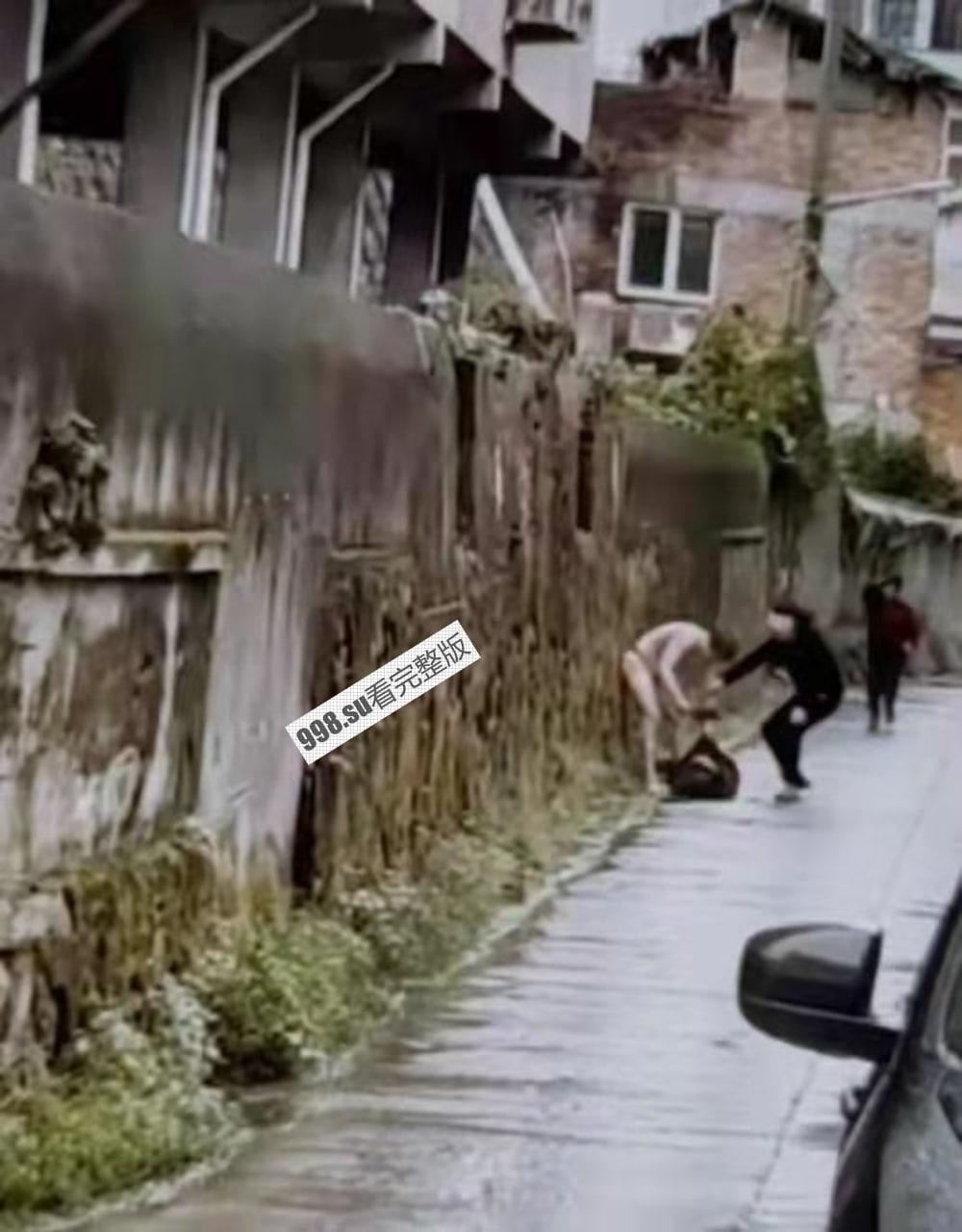 平阳水头镇麻车路 某男子当街持刀砍父母  第1张