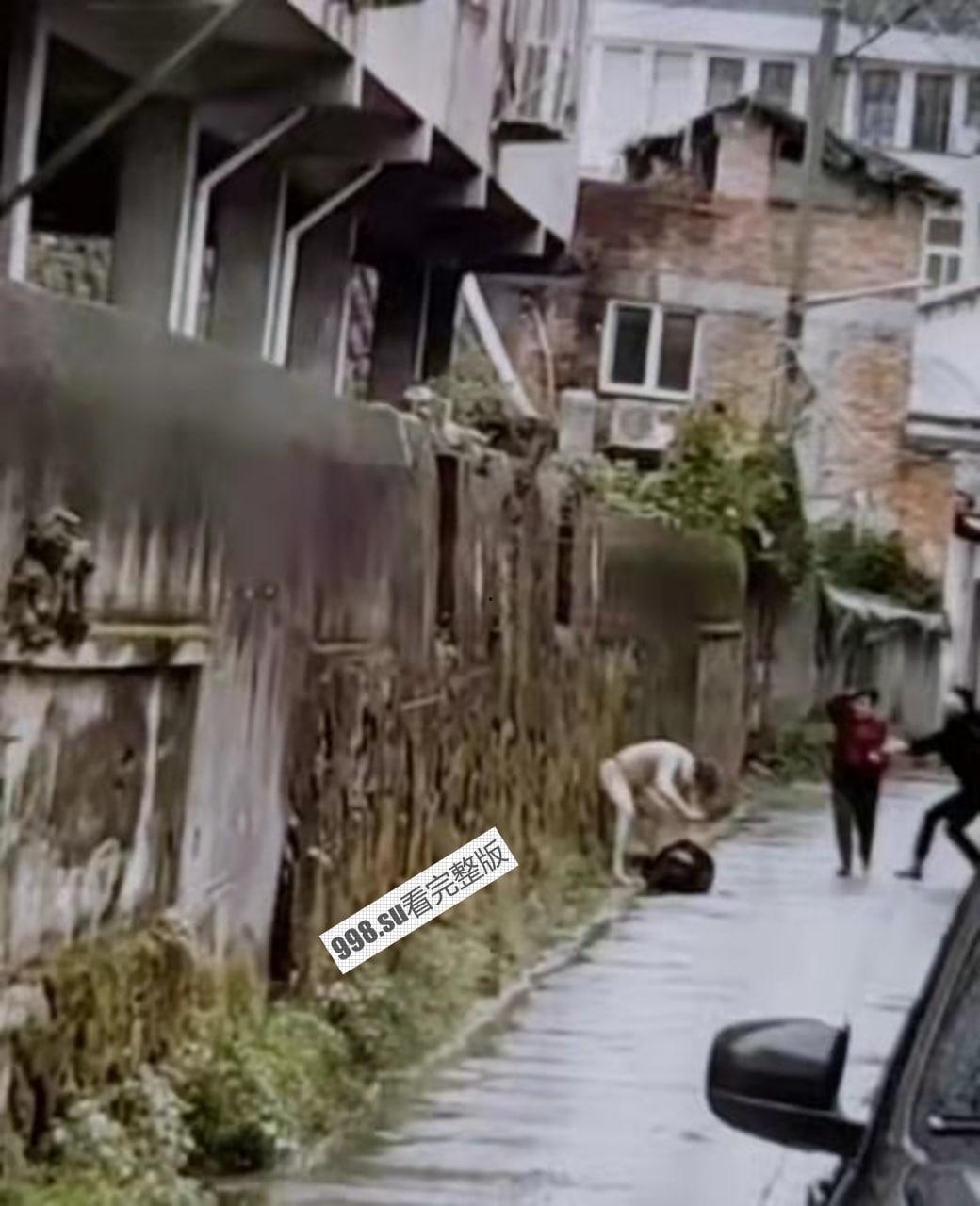 平阳水头镇麻车路 某男子当街持刀砍父母  第3张