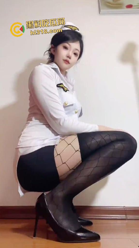 快手东北御姐【小兔子】亮油肉丝袜足交假阴茎,翘起肥臀给金主秀逼有多肥! 第2张 快手东北御姐【小兔子】亮油肉丝袜足交假阴茎,翘起肥臀给金主秀逼有多肥! 第2张