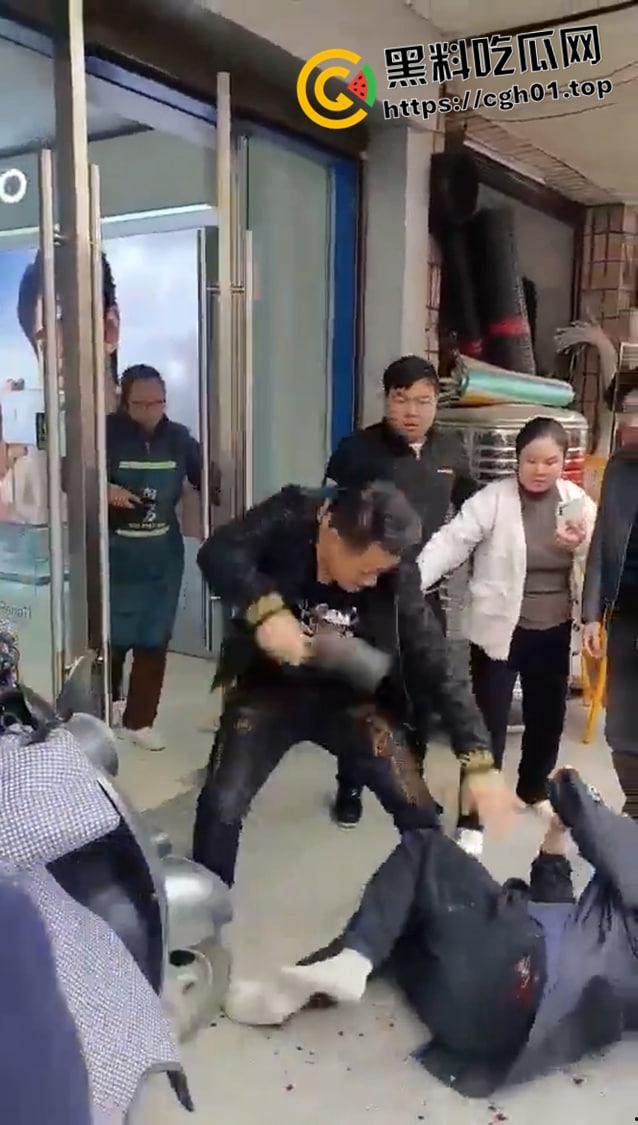 湖南益阳市安化县东风街家润福超市门口 男子因怀疑老婆与人有染持刀当街砍人 现场血腥画面流出 第1张 湖南益阳市安化县东风街家润福超市门口 男子因怀疑老婆与人有染持刀当街砍人 现场血腥画面流出 第1张