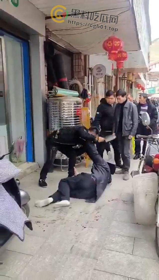 湖南益阳市安化县东风街家润福超市门口 男子因怀疑老婆与人有染持刀当街砍人 现场血腥画面流出 第2张 湖南益阳市安化县东风街家润福超市门口 男子因怀疑老婆与人有染持刀当街砍人 现场血腥画面流出 第2张