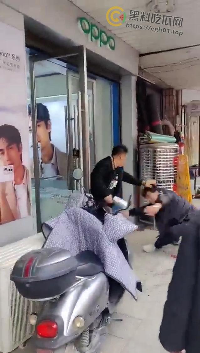 湖南益阳市安化县东风街家润福超市门口 男子因怀疑老婆与人有染持刀当街砍人 现场血腥画面流出 第3张 湖南益阳市安化县东风街家润福超市门口 男子因怀疑老婆与人有染持刀当街砍人 现场血腥画面流出 第3张