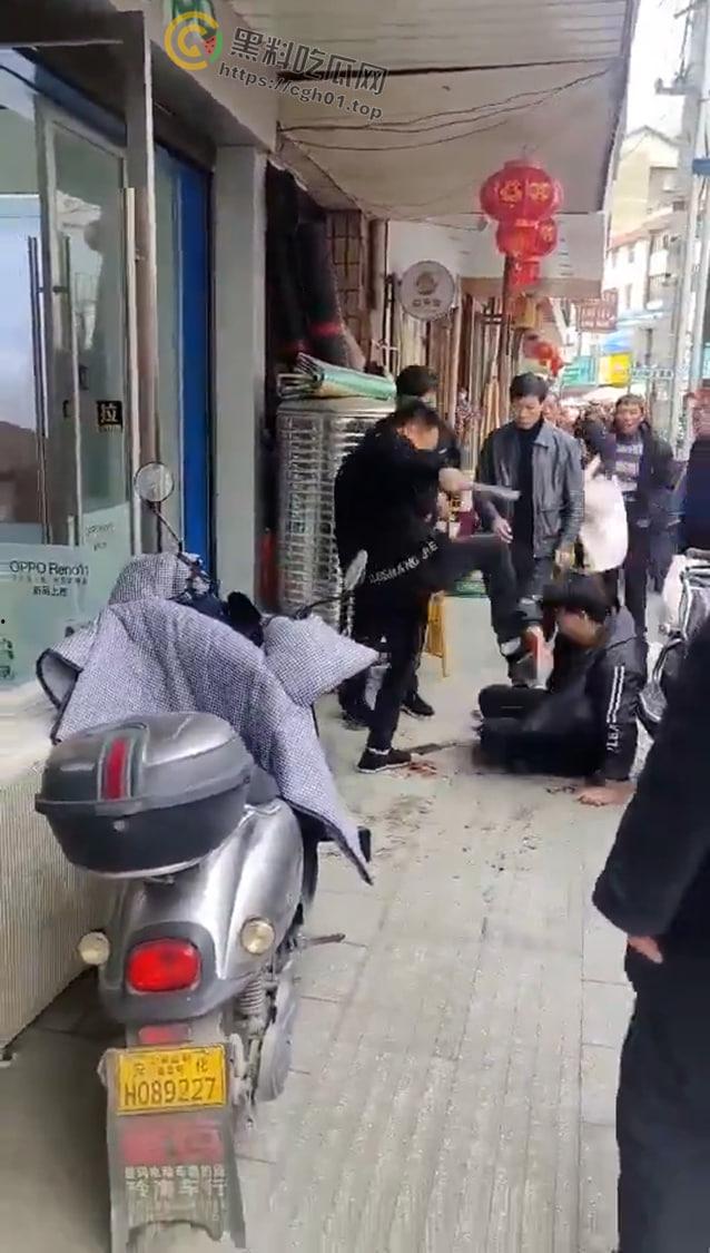 湖南益阳市安化县东风街家润福超市门口 男子因怀疑老婆与人有染持刀当街砍人 现场血腥画面流出 第4张 湖南益阳市安化县东风街家润福超市门口 男子因怀疑老婆与人有染持刀当街砍人 现场血腥画面流出 第4张