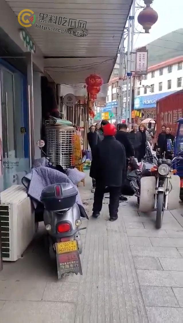 湖南益阳市安化县东风街家润福超市门口 男子因怀疑老婆与人有染持刀当街砍人 现场血腥画面流出 第5张 湖南益阳市安化县东风街家润福超市门口 男子因怀疑老婆与人有染持刀当街砍人 现场血腥画面流出 第5张