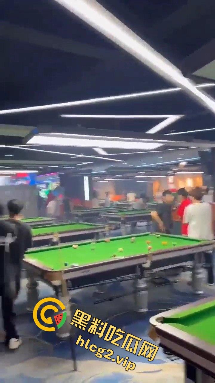 台球厅上演武林风!因输两局发生冲突,三根球杆被打断! 第2张 台球厅上演武林风!因输两局发生冲突,三根球杆被打断! 第2张