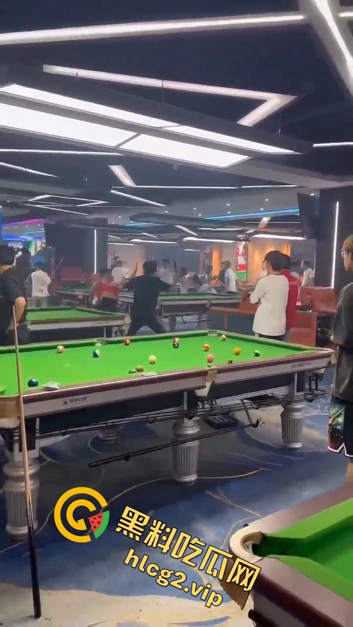 台球厅上演武林风!因输两局发生冲突,三根球杆被打断! 第3张 台球厅上演武林风!因输两局发生冲突,三根球杆被打断! 第3张