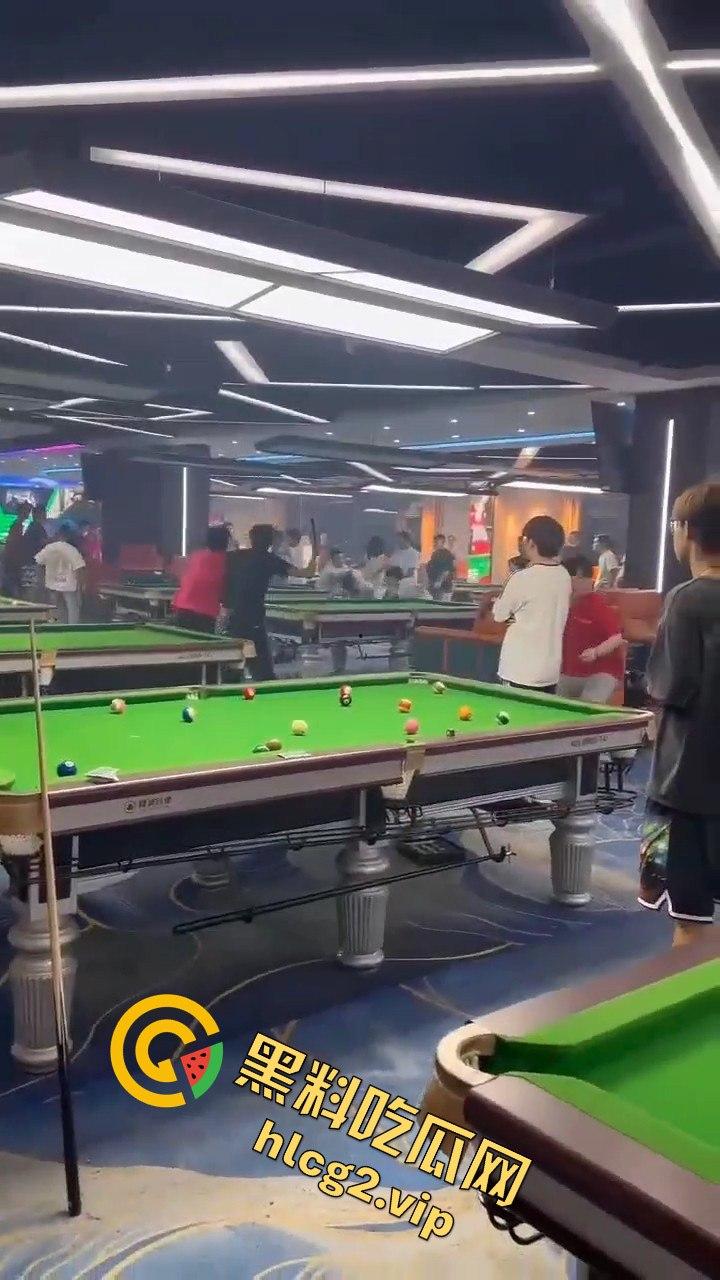 台球厅上演武林风!因输两局发生冲突,三根球杆被打断! 第4张 台球厅上演武林风!因输两局发生冲突,三根球杆被打断! 第4张