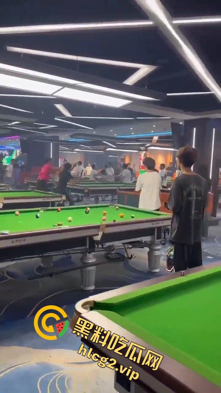 台球厅上演武林风!因输两局发生冲突,三根球杆被打断! 第5张 台球厅上演武林风!因输两局发生冲突,三根球杆被打断! 第5张