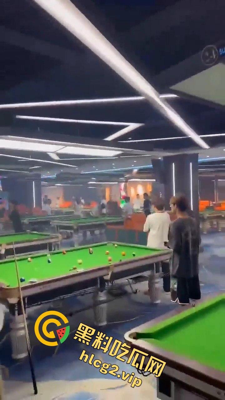 台球厅上演武林风!因输两局发生冲突,三根球杆被打断! 第8张 台球厅上演武林风!因输两局发生冲突,三根球杆被打断! 第8张