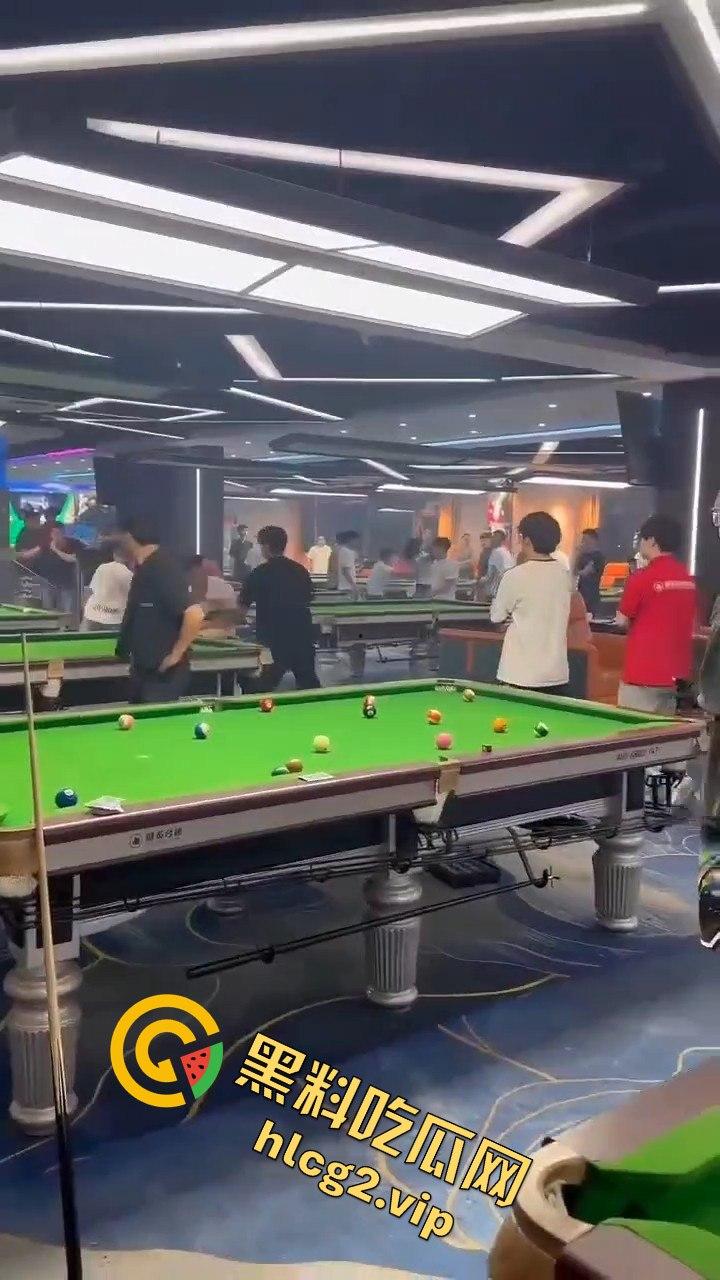 台球厅上演武林风!因输两局发生冲突,三根球杆被打断! 第12张 台球厅上演武林风!因输两局发生冲突,三根球杆被打断! 第12张