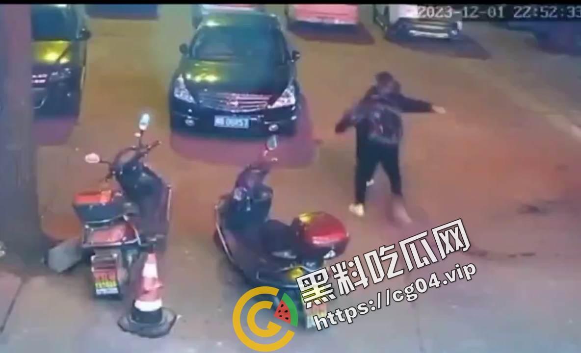 株洲攸县黄图岭镇怒杀出轨女和情夫 现场监控画面 血如水流  第4张