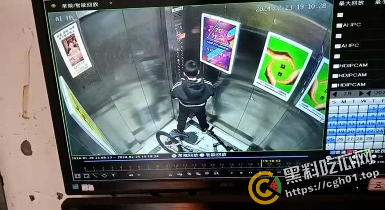 奇葩业主！微信群内大骂电梯太臭 结果发现是自己儿子尿的 果然上梁不正下梁歪  第1张