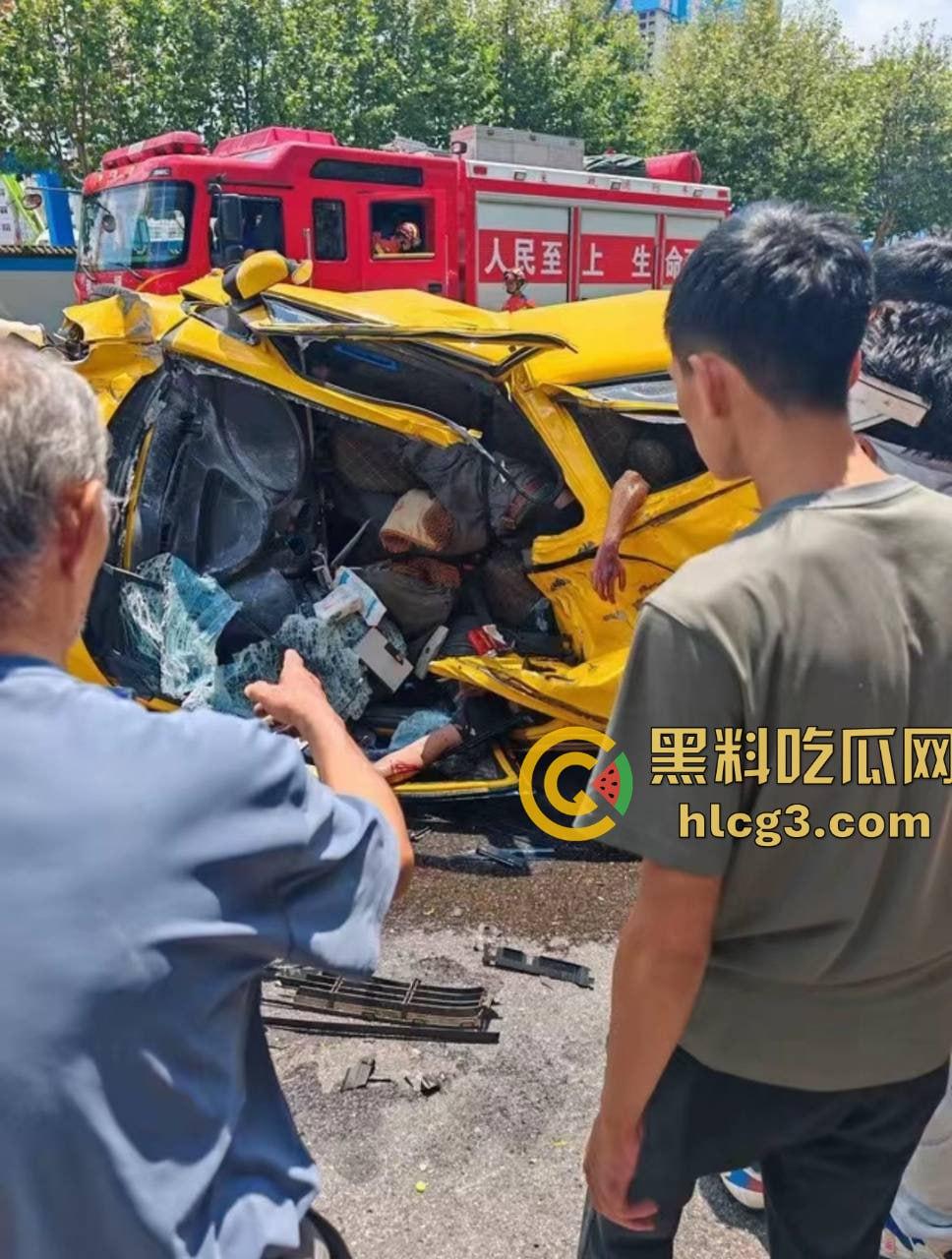 昆明西苑立交重大车祸!两车相撞一车被碾压 江铃汽车车主当场死亡 第3张 昆明西苑立交重大车祸!两车相撞一车被碾压 江铃汽车车主当场死亡 第3张