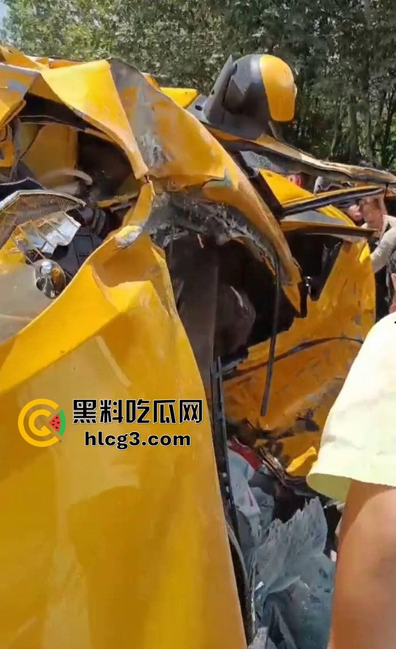 昆明西苑立交重大车祸!两车相撞一车被碾压 江铃汽车车主当场死亡 第4张 昆明西苑立交重大车祸!两车相撞一车被碾压 江铃汽车车主当场死亡 第4张