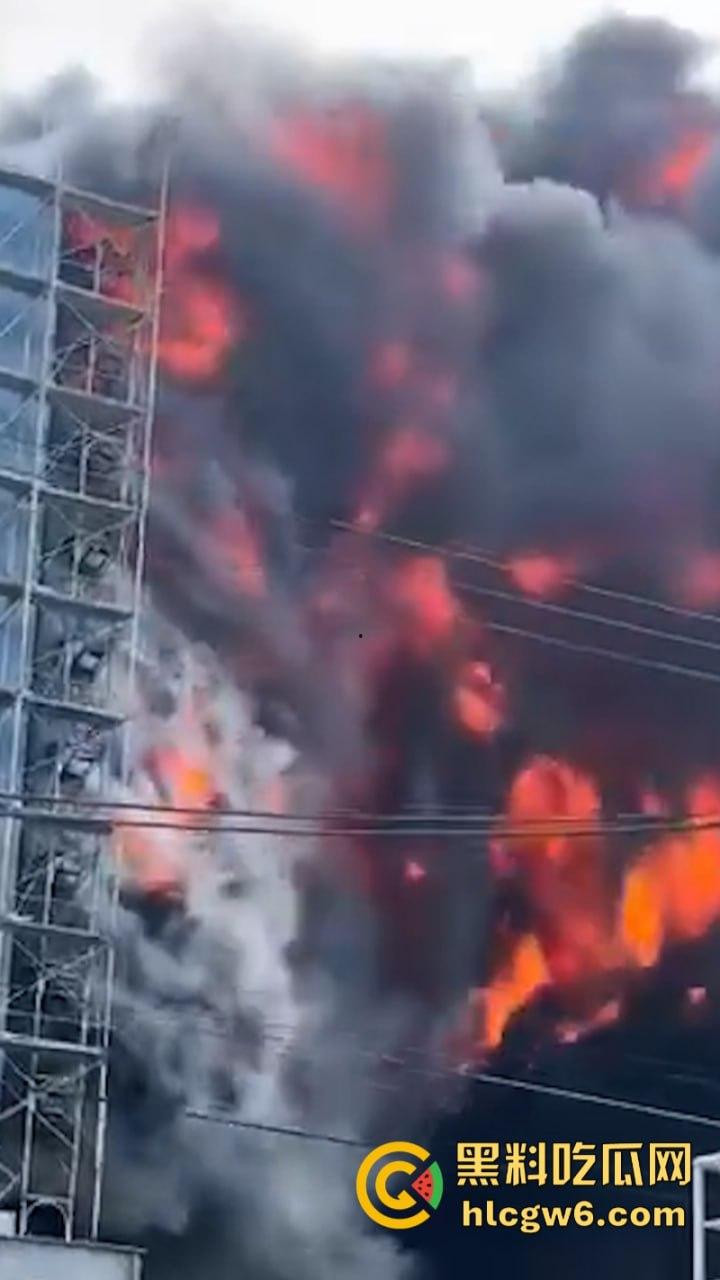 突发!台湾一超市仓库发生火灾 已致9死7伤 现场视频曝光! 第10张 突发!台湾一超市仓库发生火灾 已致9死7伤 现场视频曝光! 第10张