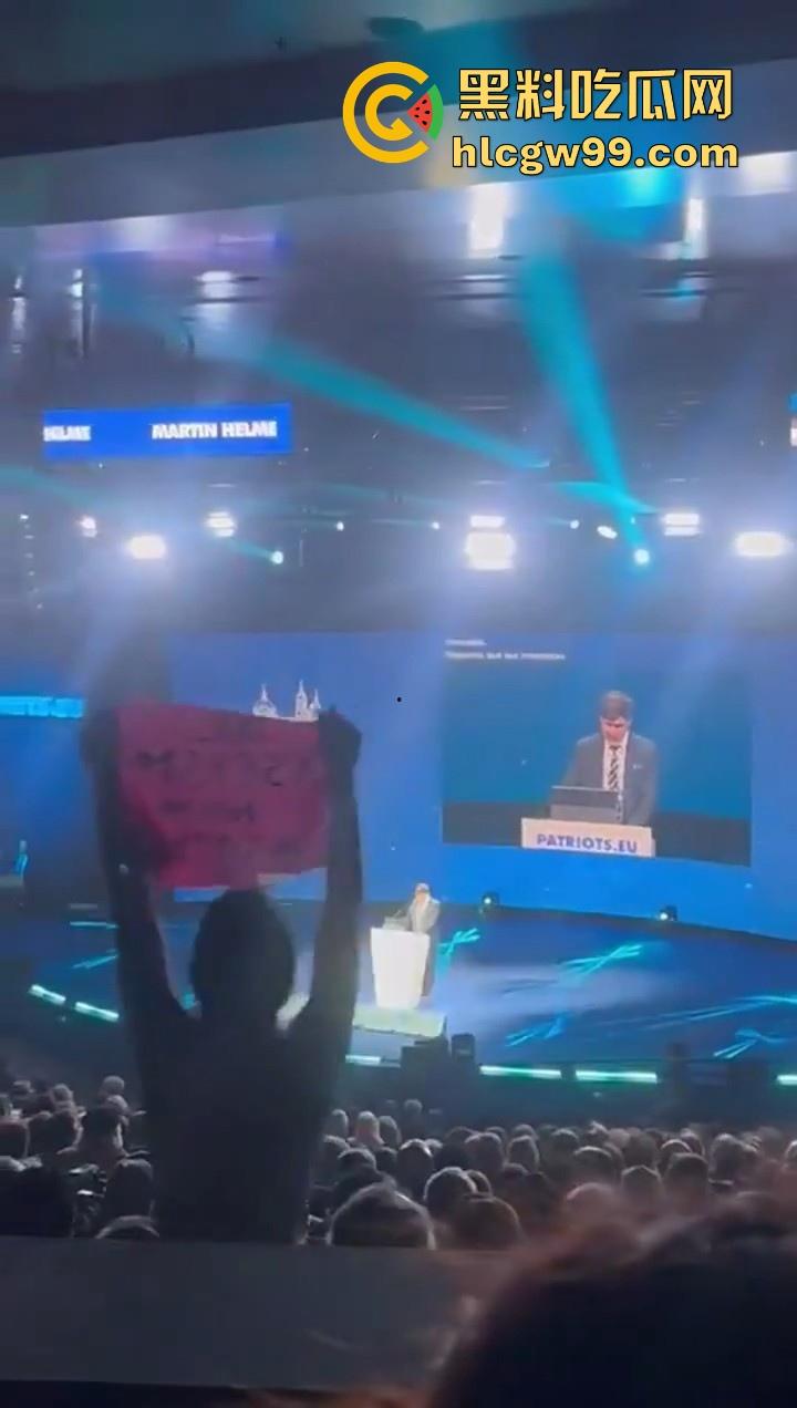 欧洲爱国者峰会再添骚乱!赤裸上身女权人士冲进了会场抗议,抗议内容写在奶子上,这点好评。 第2张 欧洲爱国者峰会再添骚乱!赤裸上身女权人士冲进了会场抗议,抗议内容写在奶子上,这点好评。 第2张