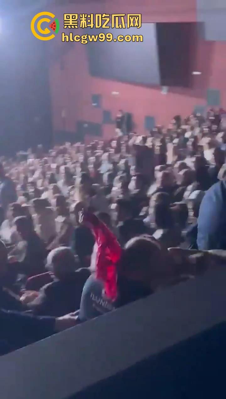 欧洲爱国者峰会再添骚乱!赤裸上身女权人士冲进了会场抗议,抗议内容写在奶子上,这点好评。 第3张 欧洲爱国者峰会再添骚乱!赤裸上身女权人士冲进了会场抗议,抗议内容写在奶子上,这点好评。 第3张