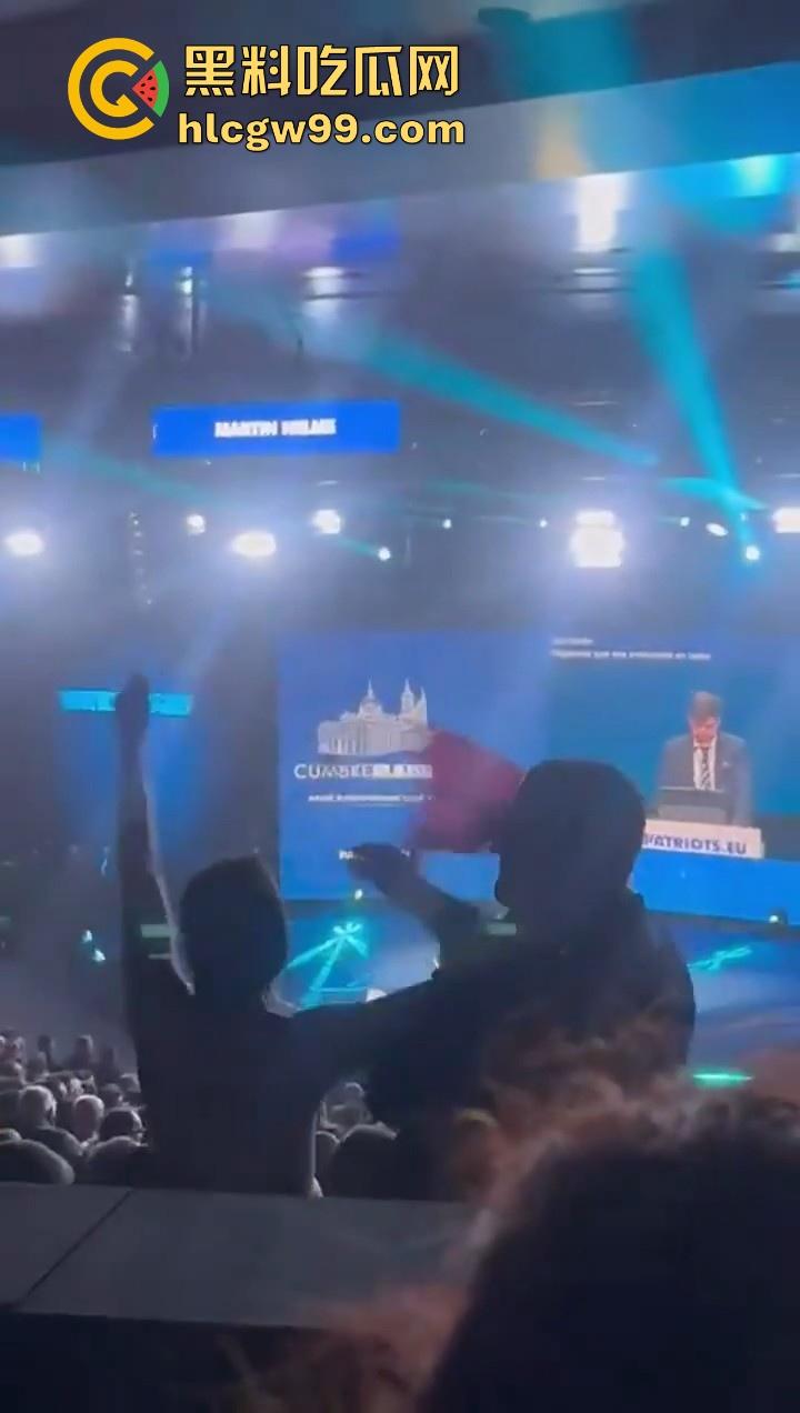 欧洲爱国者峰会再添骚乱!赤裸上身女权人士冲进了会场抗议,抗议内容写在奶子上,这点好评。 第4张 欧洲爱国者峰会再添骚乱!赤裸上身女权人士冲进了会场抗议,抗议内容写在奶子上,这点好评。 第4张