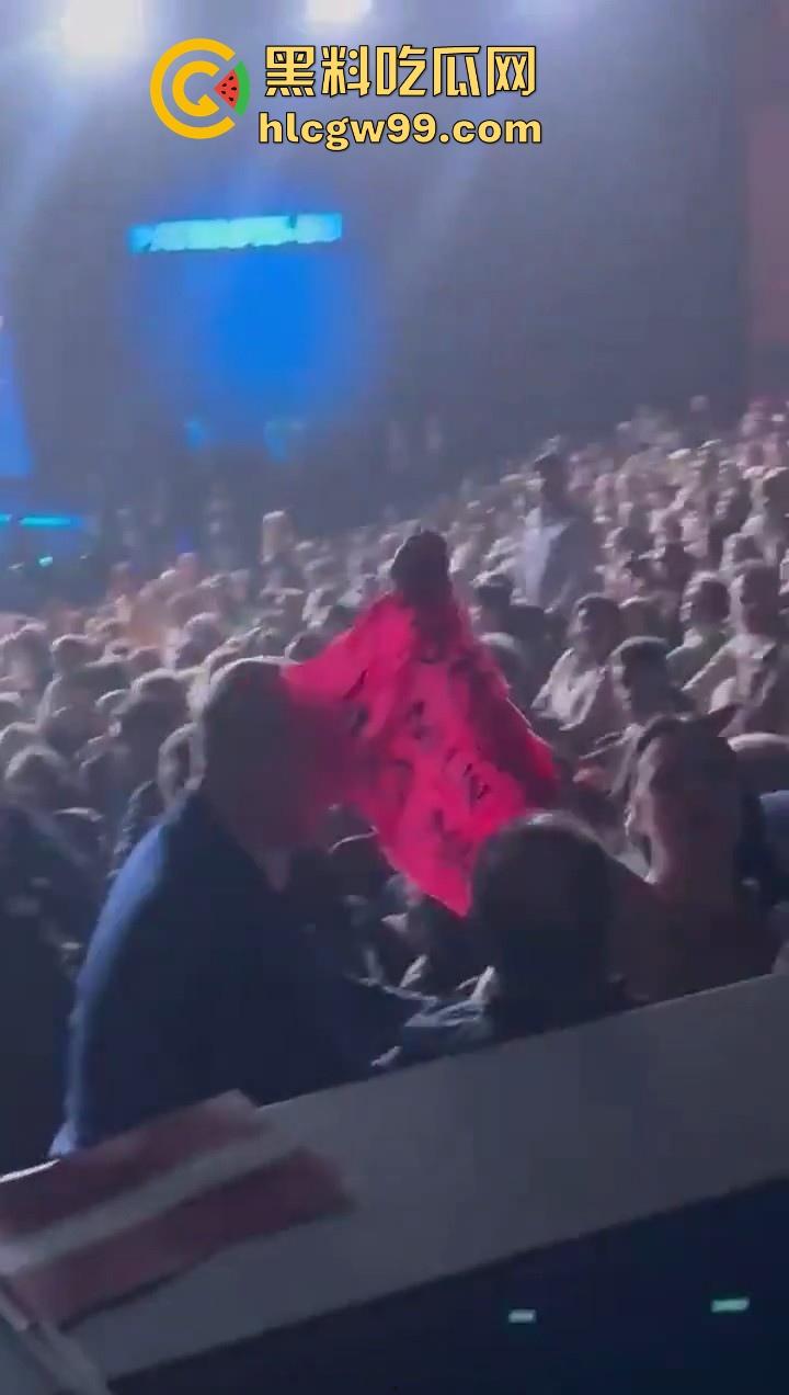 欧洲爱国者峰会再添骚乱!赤裸上身女权人士冲进了会场抗议,抗议内容写在奶子上,这点好评。 第5张 欧洲爱国者峰会再添骚乱!赤裸上身女权人士冲进了会场抗议,抗议内容写在奶子上,这点好评。 第5张