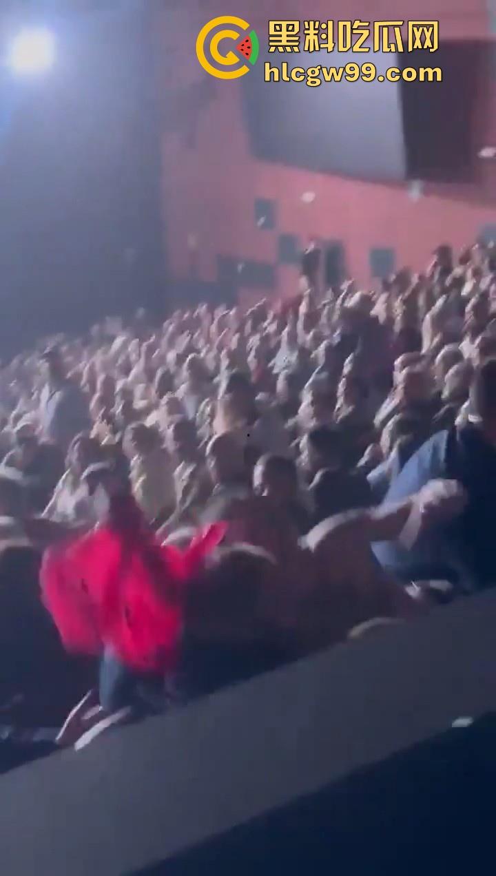 欧洲爱国者峰会再添骚乱!赤裸上身女权人士冲进了会场抗议,抗议内容写在奶子上,这点好评。 第6张 欧洲爱国者峰会再添骚乱!赤裸上身女权人士冲进了会场抗议,抗议内容写在奶子上,这点好评。 第6张