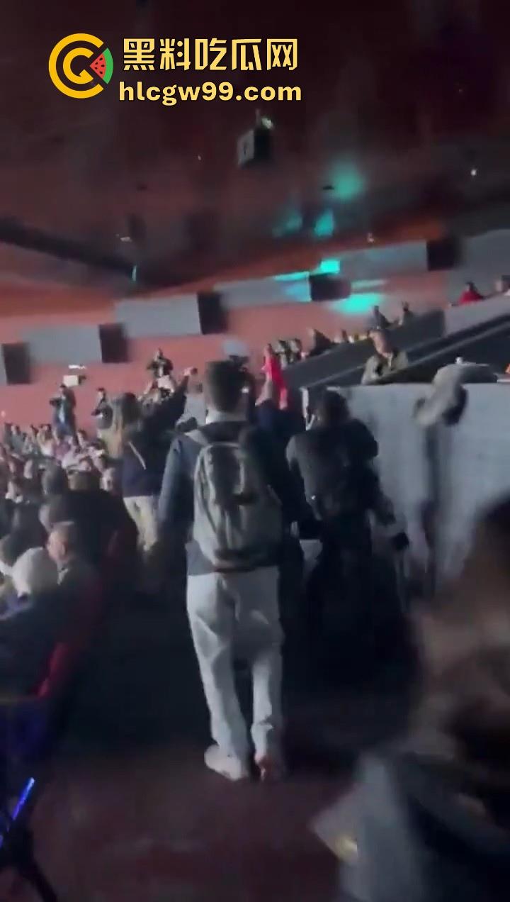 欧洲爱国者峰会再添骚乱!赤裸上身女权人士冲进了会场抗议,抗议内容写在奶子上,这点好评。 第7张 欧洲爱国者峰会再添骚乱!赤裸上身女权人士冲进了会场抗议,抗议内容写在奶子上,这点好评。 第7张