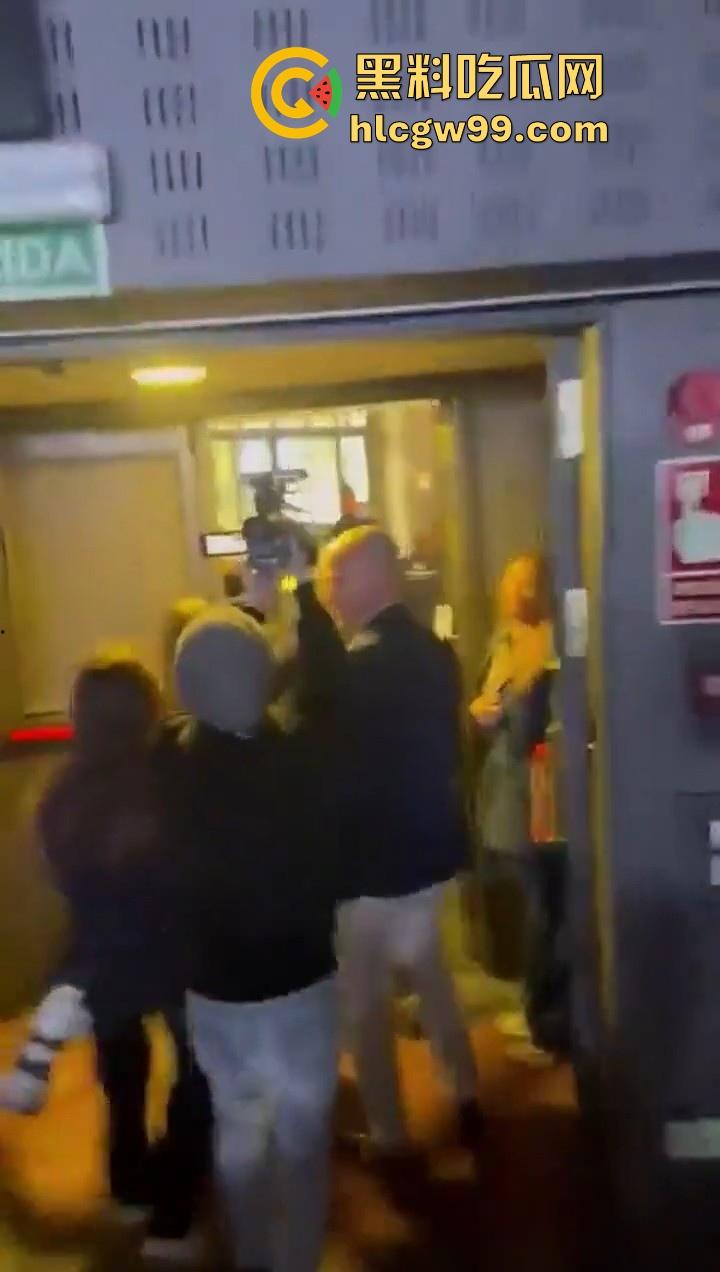 欧洲爱国者峰会再添骚乱!赤裸上身女权人士冲进了会场抗议,抗议内容写在奶子上,这点好评。 第8张 欧洲爱国者峰会再添骚乱!赤裸上身女权人士冲进了会场抗议,抗议内容写在奶子上,这点好评。 第8张