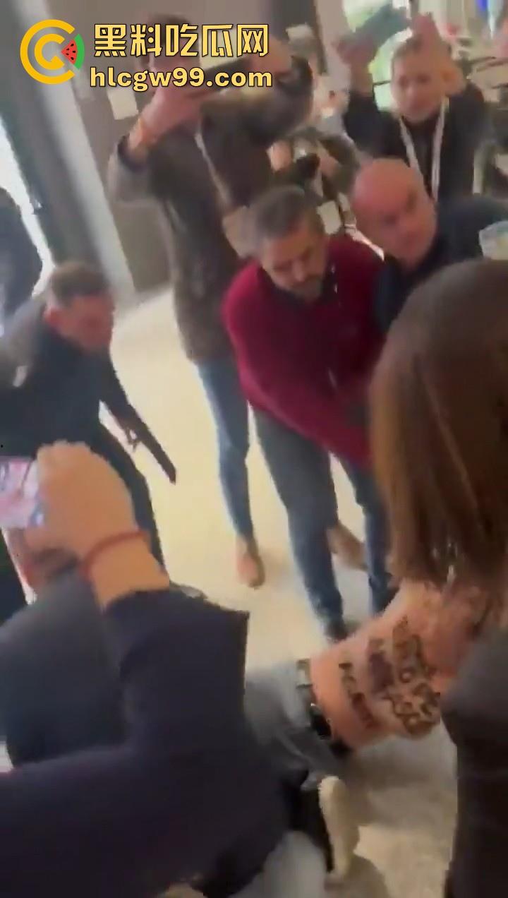 欧洲爱国者峰会再添骚乱!赤裸上身女权人士冲进了会场抗议,抗议内容写在奶子上,这点好评。 第9张 欧洲爱国者峰会再添骚乱!赤裸上身女权人士冲进了会场抗议,抗议内容写在奶子上,这点好评。 第9张