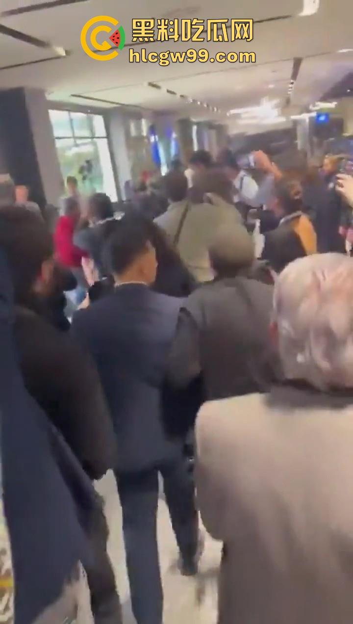 欧洲爱国者峰会再添骚乱!赤裸上身女权人士冲进了会场抗议,抗议内容写在奶子上,这点好评。 第10张 欧洲爱国者峰会再添骚乱!赤裸上身女权人士冲进了会场抗议,抗议内容写在奶子上,这点好评。 第10张