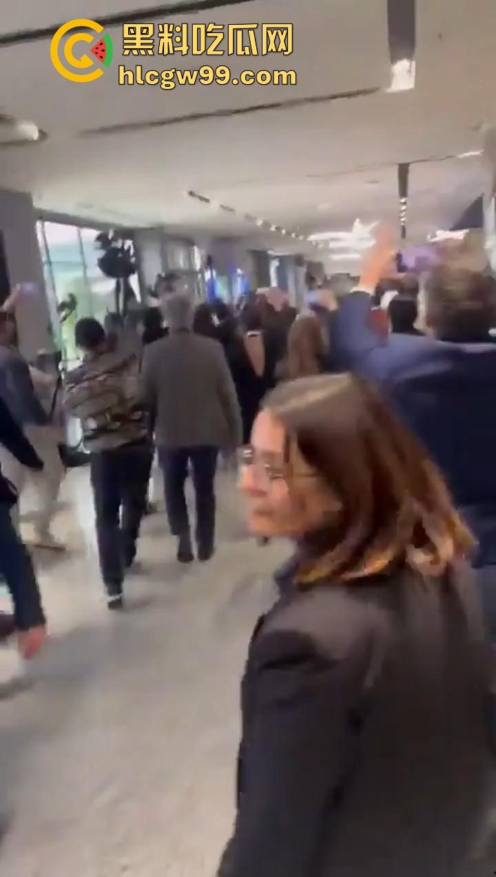 欧洲爱国者峰会再添骚乱!赤裸上身女权人士冲进了会场抗议,抗议内容写在奶子上,这点好评。 第11张 欧洲爱国者峰会再添骚乱!赤裸上身女权人士冲进了会场抗议,抗议内容写在奶子上,这点好评。 第11张