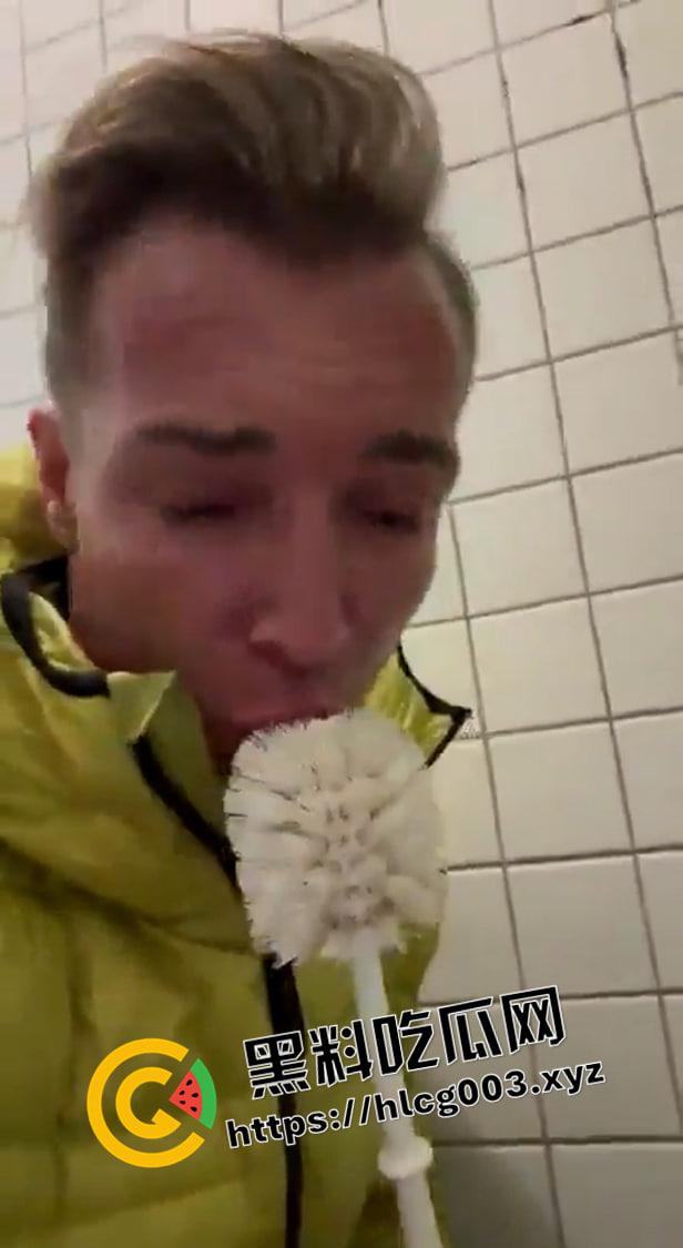 恶心到推特删帖!德国政客公共厕所舔马桶 嗦马桶刷子 太变态了 第2张 恶心到推特删帖!德国政客公共厕所舔马桶 嗦马桶刷子 太变态了 第2张