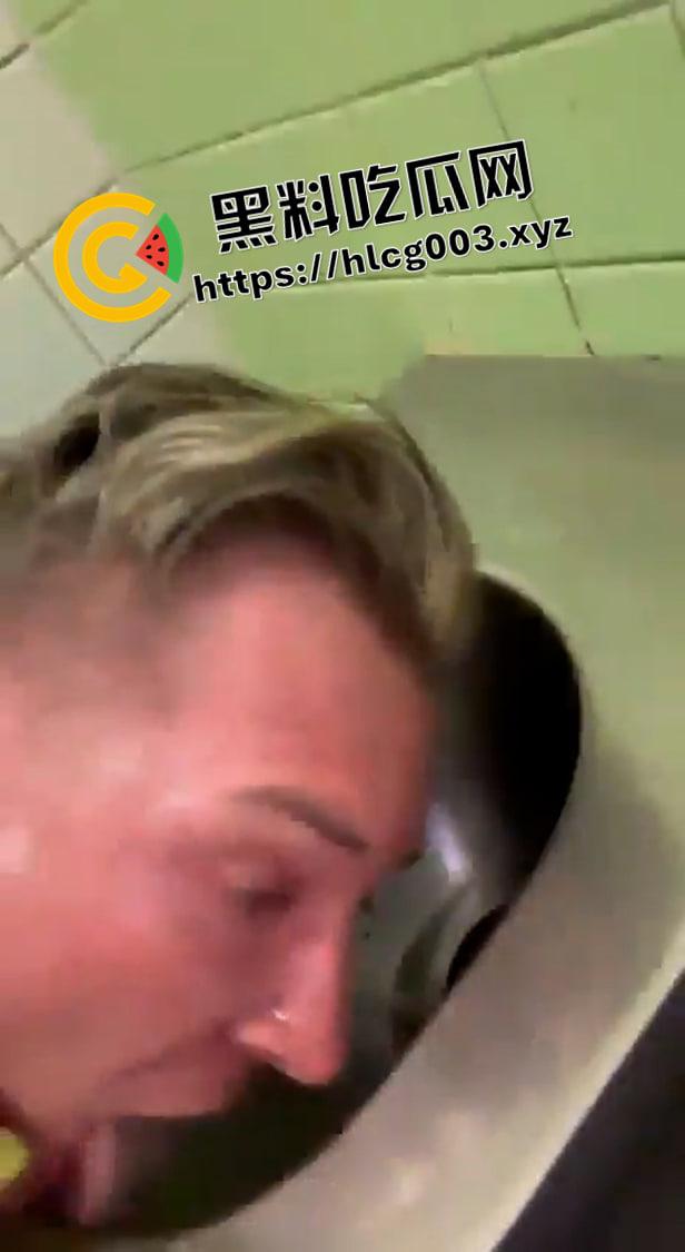 恶心到推特删帖!德国政客公共厕所舔马桶 嗦马桶刷子 太变态了 第3张 恶心到推特删帖!德国政客公共厕所舔马桶 嗦马桶刷子 太变态了 第3张