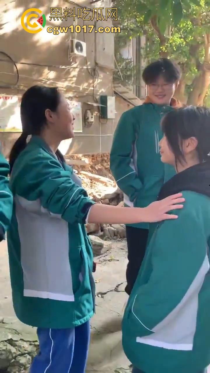 四川省南充市阆中中学女学生霸凌视频曝光,放学堵住不让走,边说道理边扇耳光,在学校就已经这么牛逼了是吧! 第2张 四川省南充市阆中中学女学生霸凌视频曝光,放学堵住不让走,边说道理边扇耳光,在学校就已经这么牛逼了是吧! 第2张