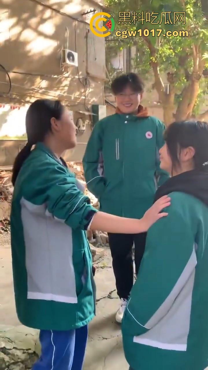 四川省南充市阆中中学女学生霸凌视频曝光,放学堵住不让走,边说道理边扇耳光,在学校就已经这么牛逼了是吧! 第3张 四川省南充市阆中中学女学生霸凌视频曝光,放学堵住不让走,边说道理边扇耳光,在学校就已经这么牛逼了是吧! 第3张