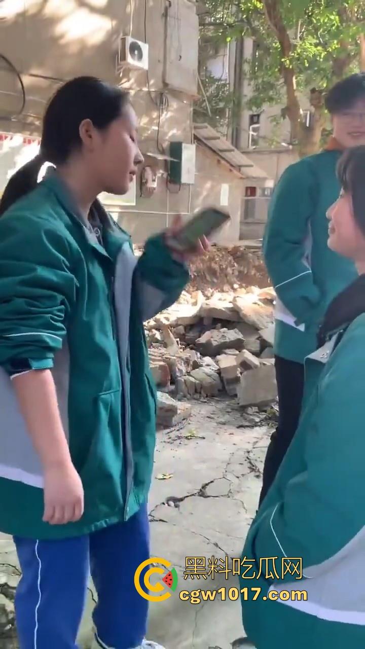 四川省南充市阆中中学女学生霸凌视频曝光,放学堵住不让走,边说道理边扇耳光,在学校就已经这么牛逼了是吧! 第4张 四川省南充市阆中中学女学生霸凌视频曝光,放学堵住不让走,边说道理边扇耳光,在学校就已经这么牛逼了是吧! 第4张