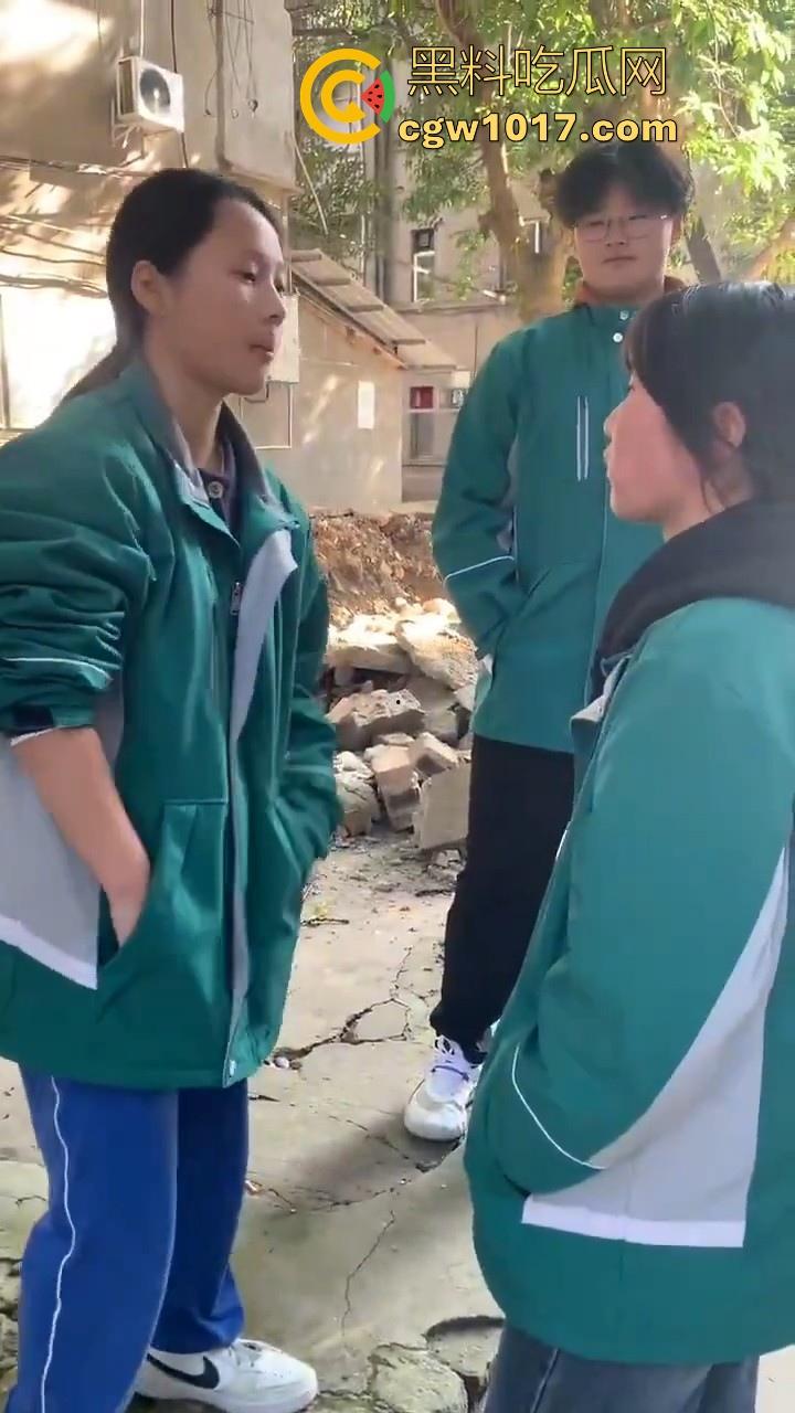 四川省南充市阆中中学女学生霸凌视频曝光,放学堵住不让走,边说道理边扇耳光,在学校就已经这么牛逼了是吧! 第5张 四川省南充市阆中中学女学生霸凌视频曝光,放学堵住不让走,边说道理边扇耳光,在学校就已经这么牛逼了是吧! 第5张