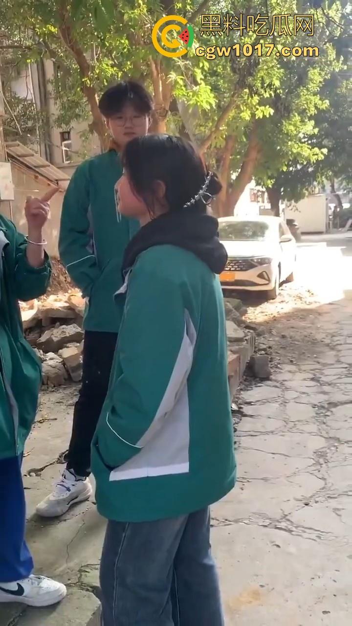 四川省南充市阆中中学女学生霸凌视频曝光,放学堵住不让走,边说道理边扇耳光,在学校就已经这么牛逼了是吧! 第7张 四川省南充市阆中中学女学生霸凌视频曝光,放学堵住不让走,边说道理边扇耳光,在学校就已经这么牛逼了是吧! 第7张