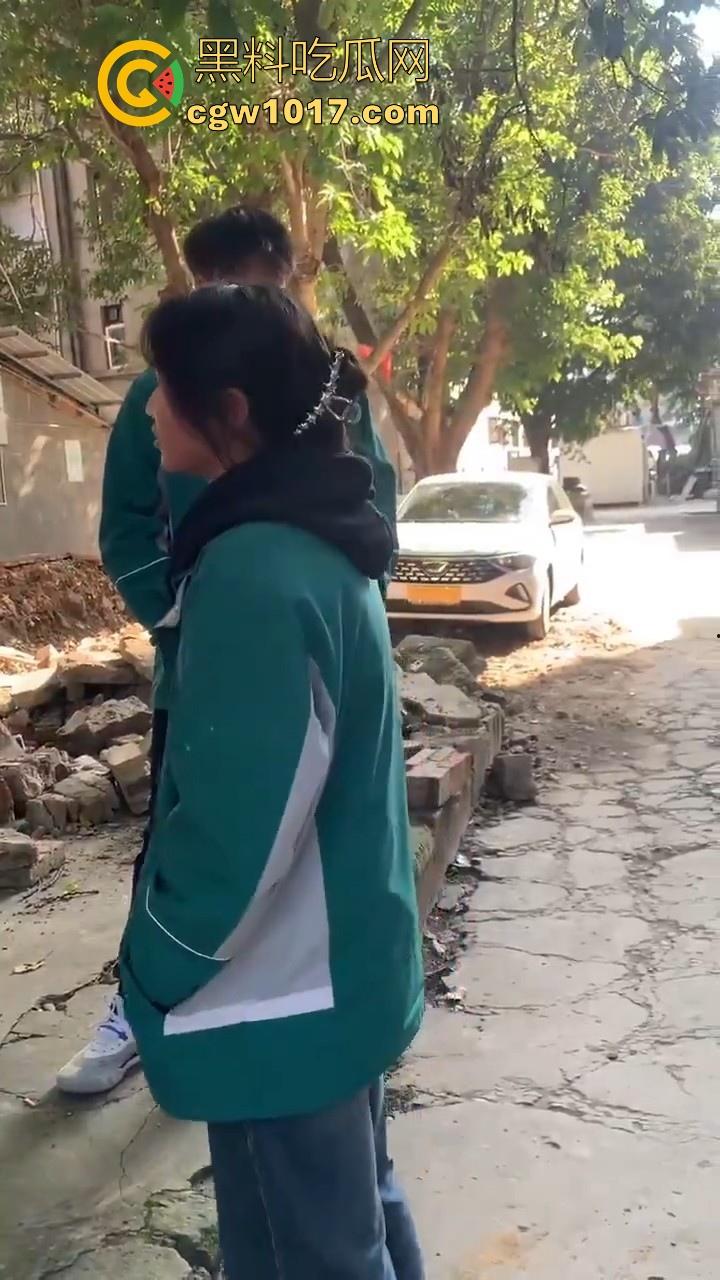 四川省南充市阆中中学女学生霸凌视频曝光,放学堵住不让走,边说道理边扇耳光,在学校就已经这么牛逼了是吧! 第8张 四川省南充市阆中中学女学生霸凌视频曝光,放学堵住不让走,边说道理边扇耳光,在学校就已经这么牛逼了是吧! 第8张