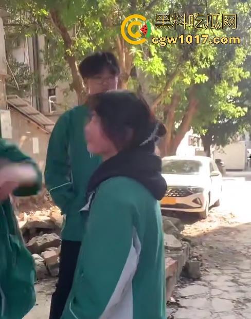 四川省南充市阆中中学女学生霸凌视频曝光,放学堵住不让走,边说道理边扇耳光,在学校就已经这么牛逼了是吧! 第10张 四川省南充市阆中中学女学生霸凌视频曝光,放学堵住不让走,边说道理边扇耳光,在学校就已经这么牛逼了是吧! 第10张