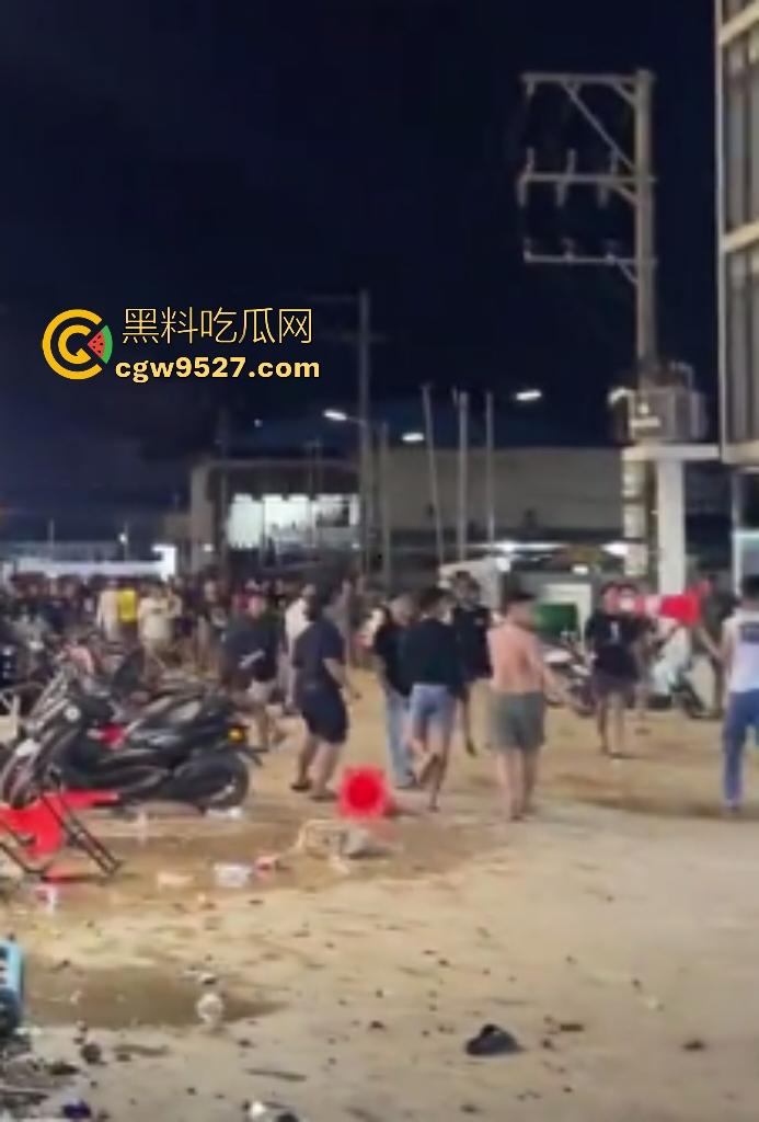 柬埔寨波贝火拼变闹剧!两拨废物互砸杂物,长棍对峙怂到爆,警察哨子吹破喉咙直到大部队到才镇场! 第1张 柬埔寨波贝火拼变闹剧!两拨废物互砸杂物,长棍对峙怂到爆,警察哨子吹破喉咙直到大部队到才镇场! 第1张