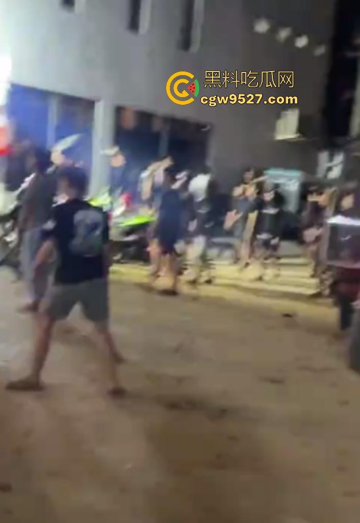 柬埔寨波贝火拼变闹剧!两拨废物互砸杂物,长棍对峙怂到爆,警察哨子吹破喉咙直到大部队到才镇场! 第2张 柬埔寨波贝火拼变闹剧!两拨废物互砸杂物,长棍对峙怂到爆,警察哨子吹破喉咙直到大部队到才镇场! 第2张