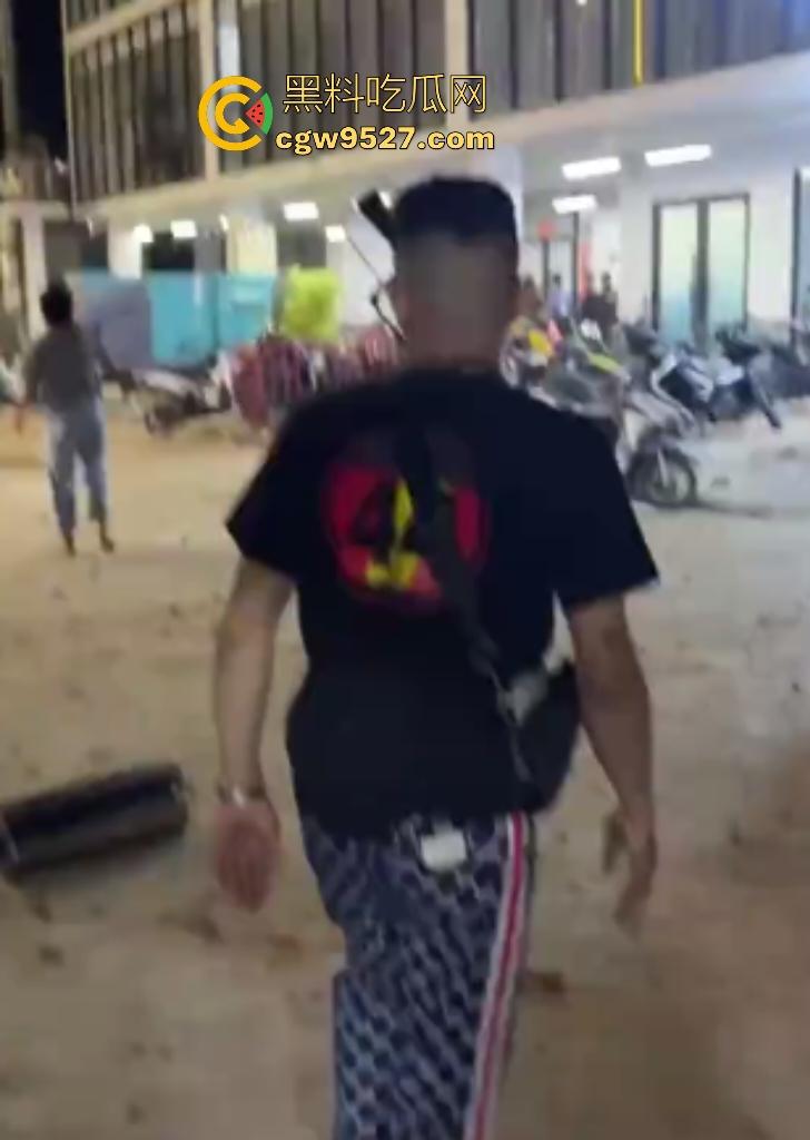 柬埔寨波贝火拼变闹剧!两拨废物互砸杂物,长棍对峙怂到爆,警察哨子吹破喉咙直到大部队到才镇场! 第3张 柬埔寨波贝火拼变闹剧!两拨废物互砸杂物,长棍对峙怂到爆,警察哨子吹破喉咙直到大部队到才镇场! 第3张