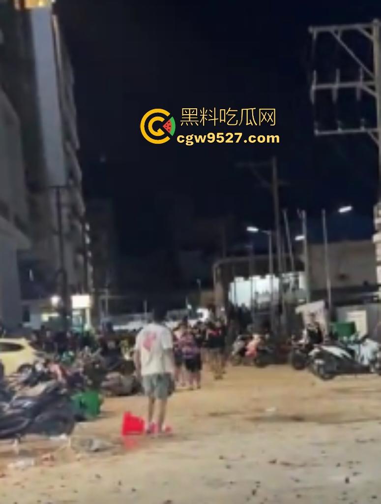 柬埔寨波贝火拼变闹剧!两拨废物互砸杂物,长棍对峙怂到爆,警察哨子吹破喉咙直到大部队到才镇场! 第4张 柬埔寨波贝火拼变闹剧!两拨废物互砸杂物,长棍对峙怂到爆,警察哨子吹破喉咙直到大部队到才镇场! 第4张