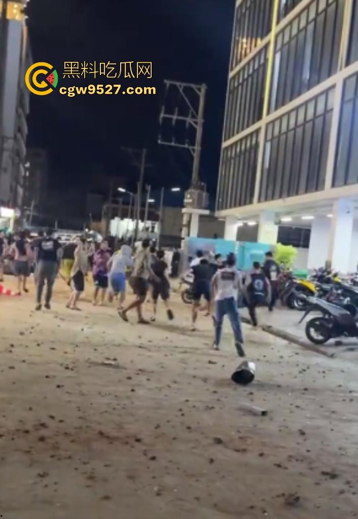 柬埔寨波贝火拼变闹剧!两拨废物互砸杂物,长棍对峙怂到爆,警察哨子吹破喉咙直到大部队到才镇场! 第5张 柬埔寨波贝火拼变闹剧!两拨废物互砸杂物,长棍对峙怂到爆,警察哨子吹破喉咙直到大部队到才镇场! 第5张