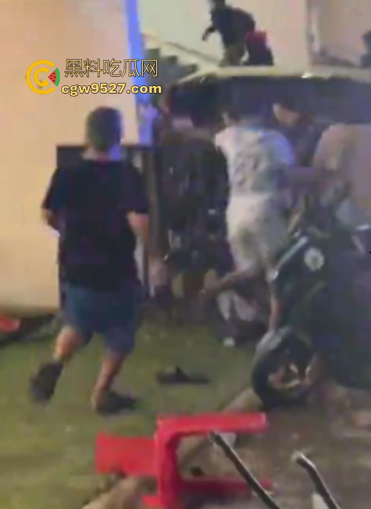 柬埔寨波贝火拼变闹剧!两拨废物互砸杂物,长棍对峙怂到爆,警察哨子吹破喉咙直到大部队到才镇场! 第6张 柬埔寨波贝火拼变闹剧!两拨废物互砸杂物,长棍对峙怂到爆,警察哨子吹破喉咙直到大部队到才镇场! 第6张